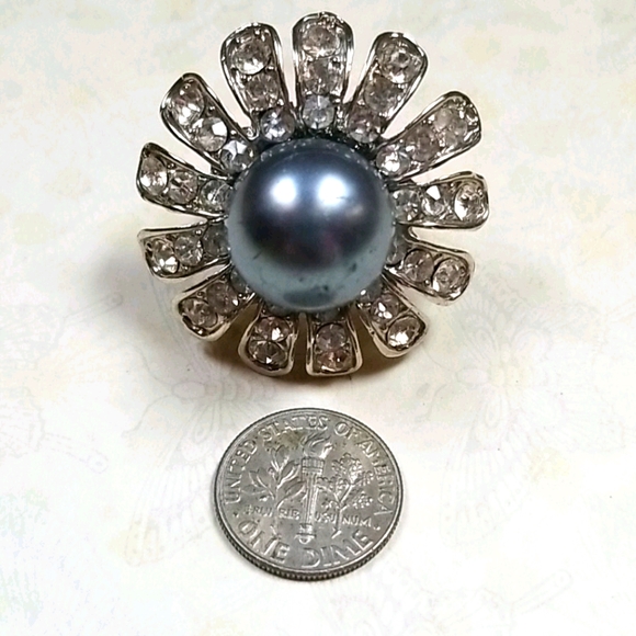 Vintage Faux Pearl and Rhinestone Flower Ring SZ 6 - Picture 15 of 16